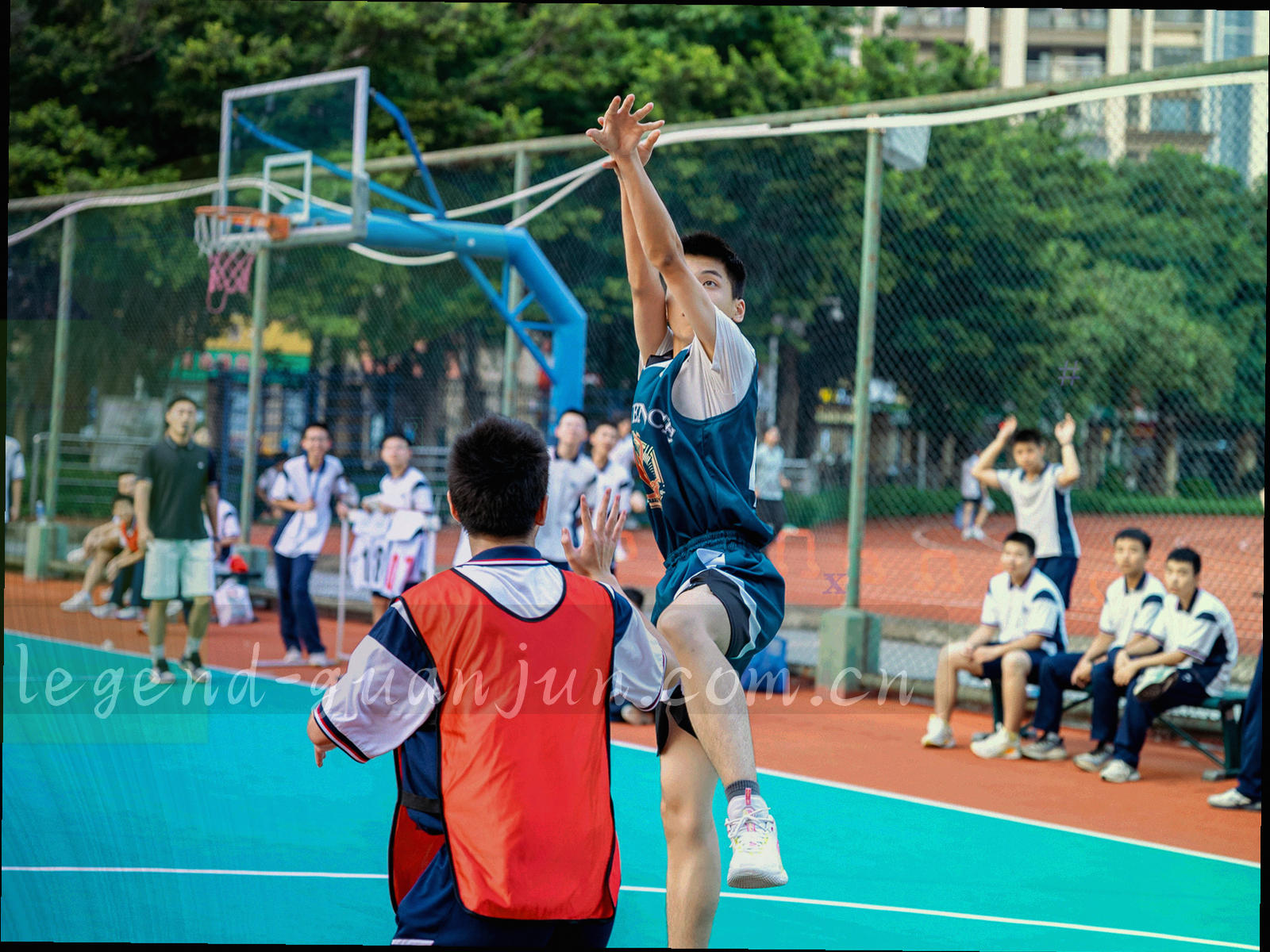 霓虹灯下的竞技舞台与聚光灯束，无人物出现