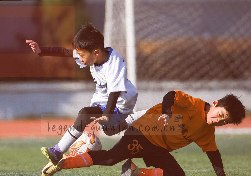 电脑、平板与手机三端轮廓由光点连线连接的示意图